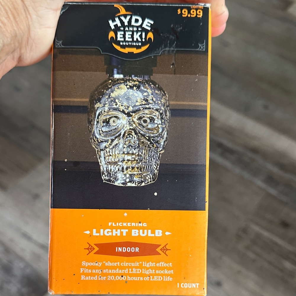 Hyde and Eek! Flickering Skull Light Bulb